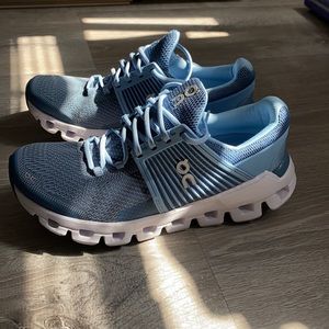 On cloud sneakers size 6, never been worn